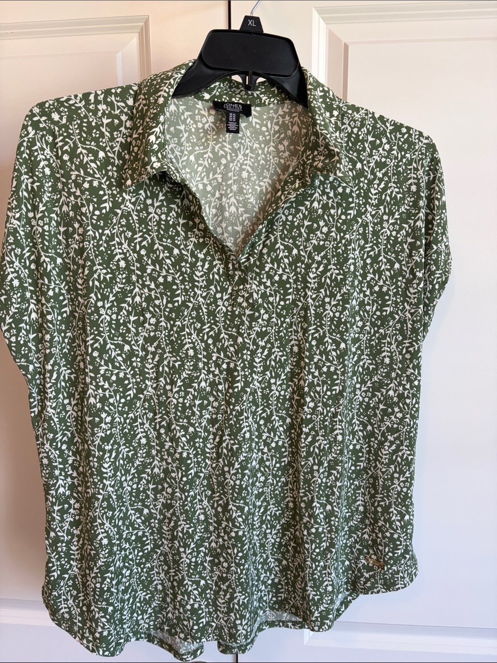 Jones New York Green and White Floral Button-Front Blouse